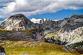Trekking nel Parco Naturale Puez-Odle. Da Passo Gardena al Rifugio Puez, Dal rifugio Puez il profondo solco della Vallelunga con il monte Stevia.